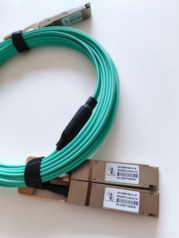 Fabrikant van draadbanden die QSFP-40G-snelheidsassemblages aanbieden met een aangepast kabelontwerp voor datacenters, met een signaalintegratie met lage verlies en EMI-bescherming